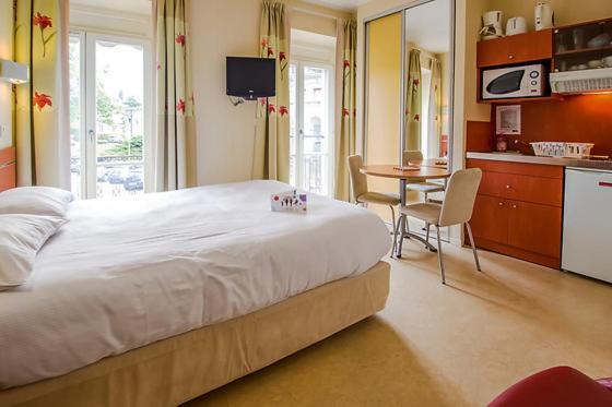 Garden & City Luxeuil Ex Le Metropole Et Les Thermes Room photo